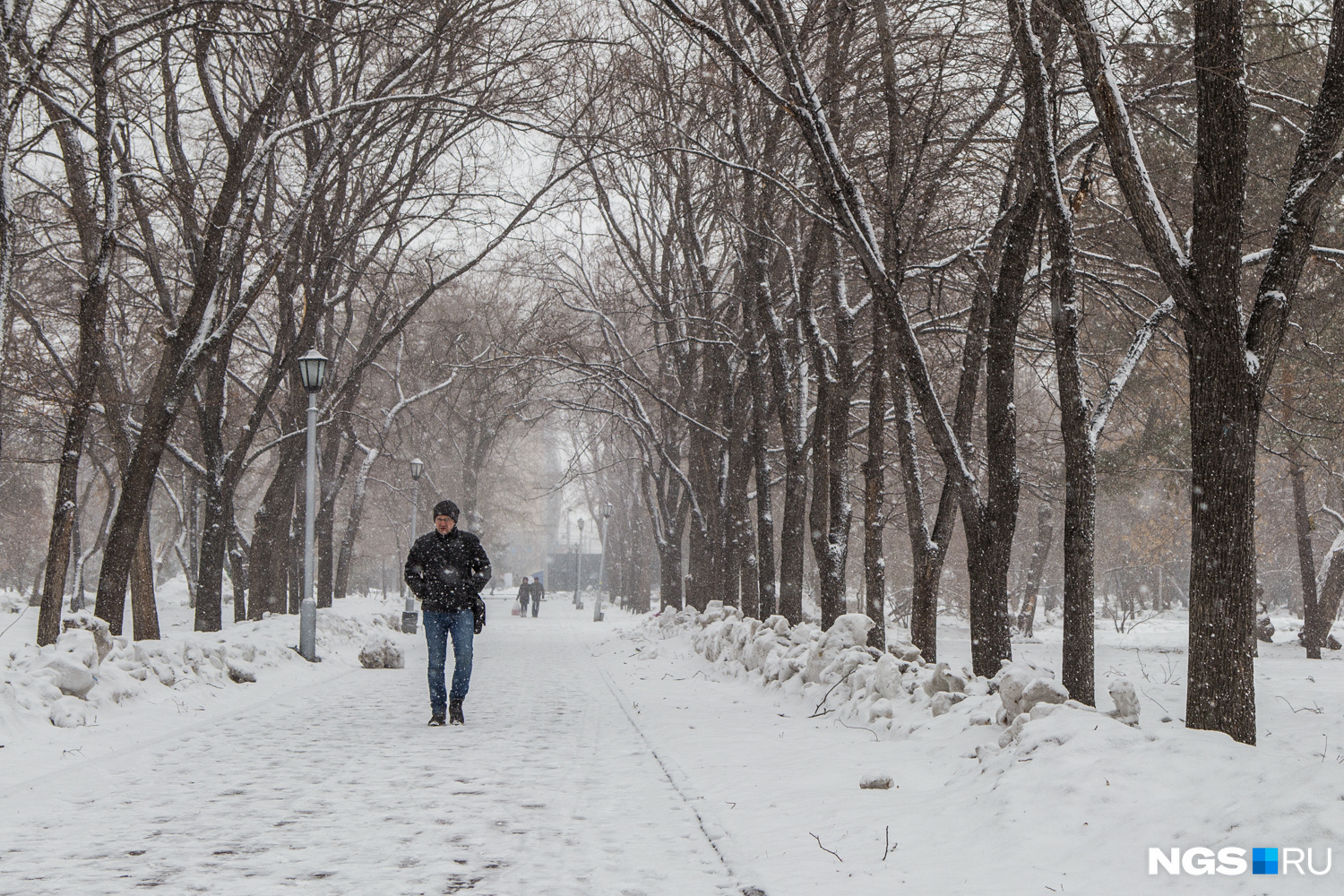 Что спрятано в снегу. Снова зима фото. Весна в Новосибирске 2021. Первый день весны в фотографиях с людьми. 1 Марта снегопад.