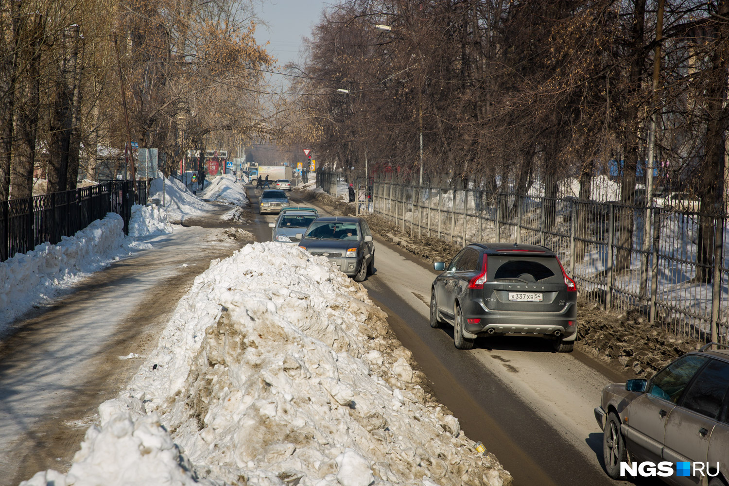 Снег занял целую автомобильную полосу на ул. Космической Снег занял целую автомобильную полосу на ул. Космической