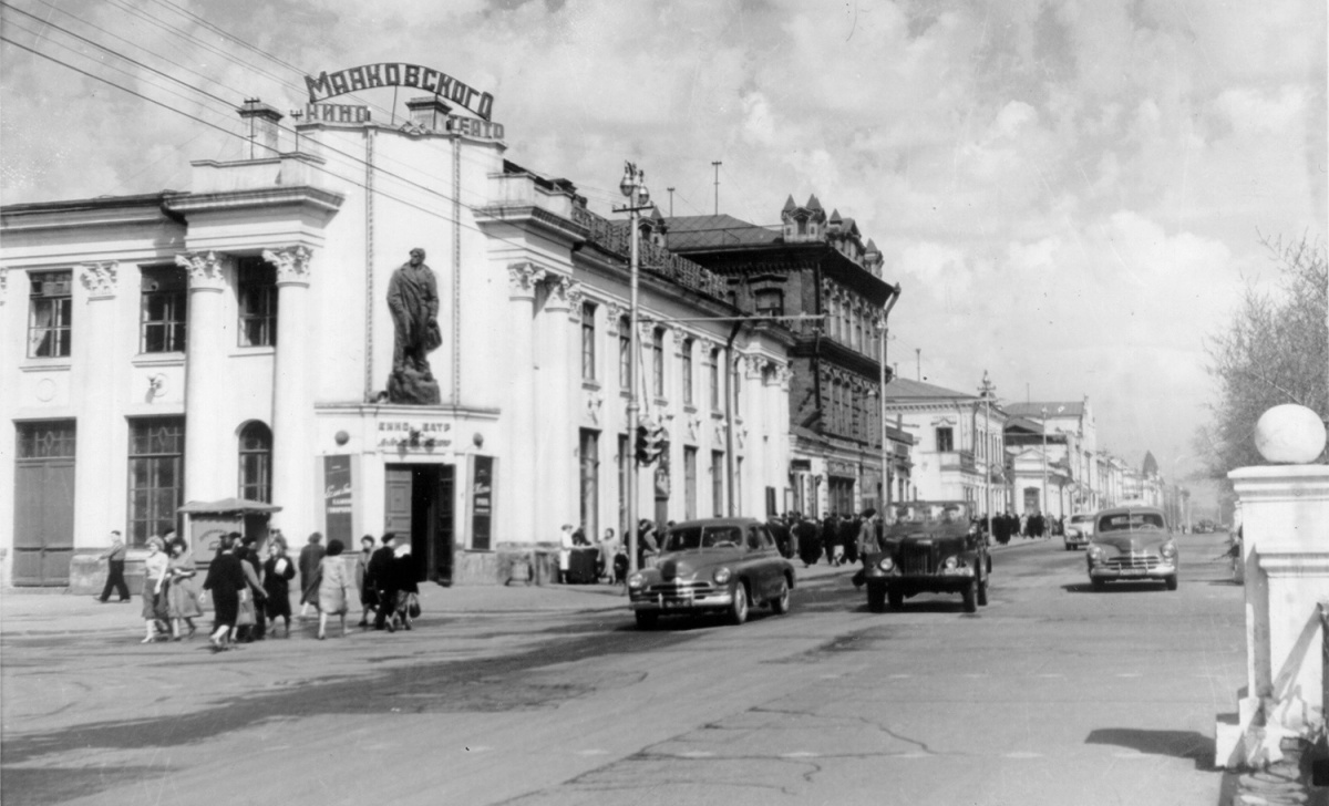 Первое здание кинотеатра на Красном проспекте со скульптурой поэта Владимира Маяковского 