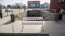 Рабочие перегородили вход на станцию метро «Площадь Ленина»