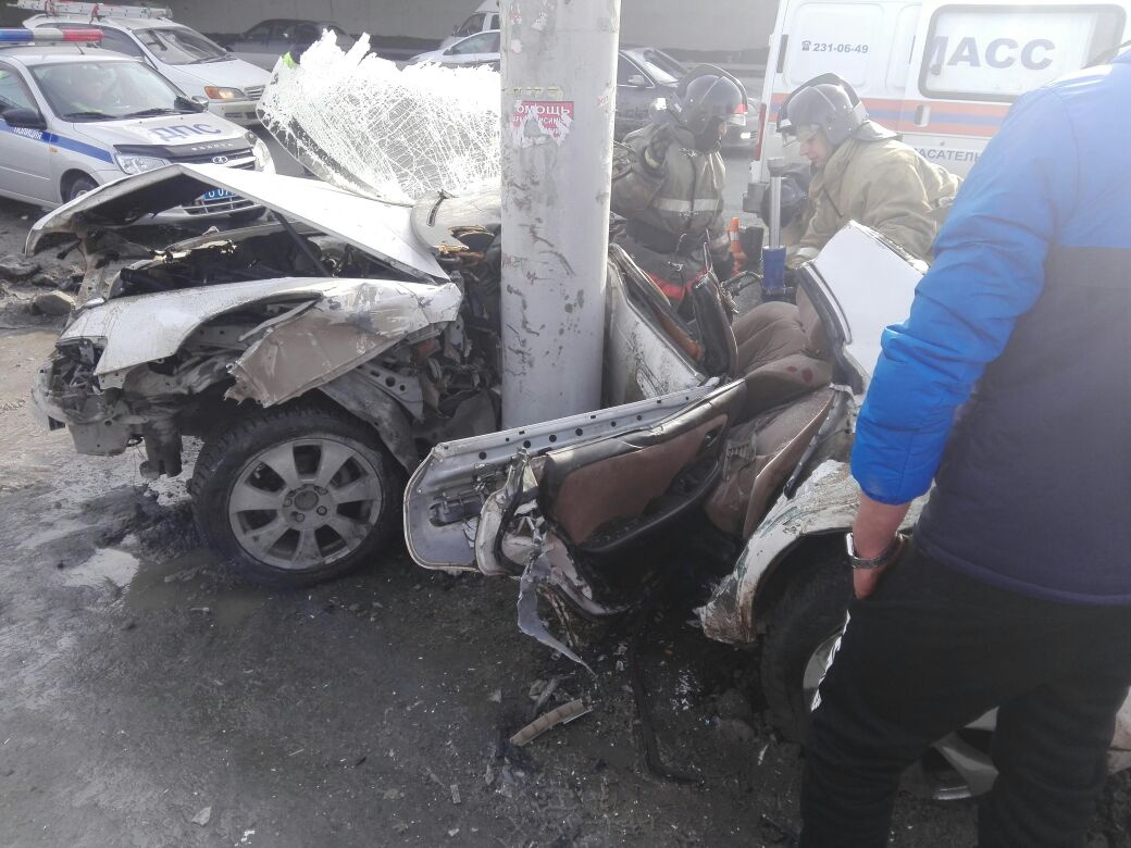 Спасатели МАСС разрезали «Тойоту», чтобы вытащить водителя и пассажирку<br><br>