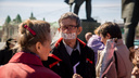 Мойка памятника Ленину не помешала пенсионерам выйти на митинг с заклеенным ртом (фото)