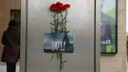 Новосибирцы понесли цветы к метро в память о погибших в Санкт-Петербурге