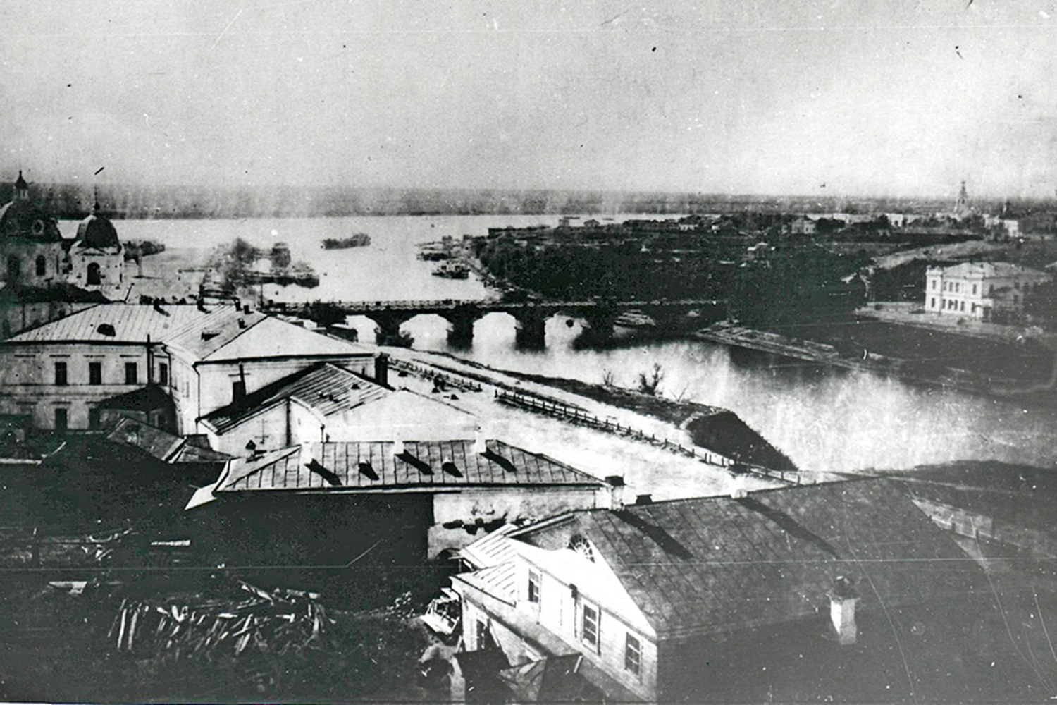 Вид на Ильинский мост в 1870 год; уже тогда мост выглядел живописно.