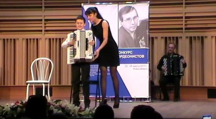 Роман Семеряк и его мама Елена, которая помогает ему снять новый аккордеон после выступления<br>