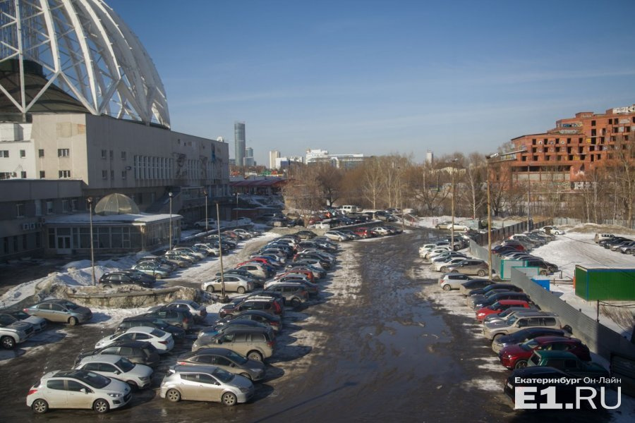 Цирк парковка. БЦ Артек. Парковка у цирка Екатеринбург. Стоянка около цирка Екатеринбург. БЦ Артек Екатеринбург.