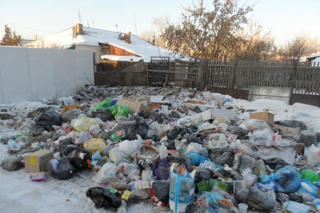 Жители вынуждены сваливать отходы на площадку, где раньше стоял мусорный контейнер<br> Жители вынуждены сваливать отходы на площадку, где раньше стоял мусорный контейнер<br>