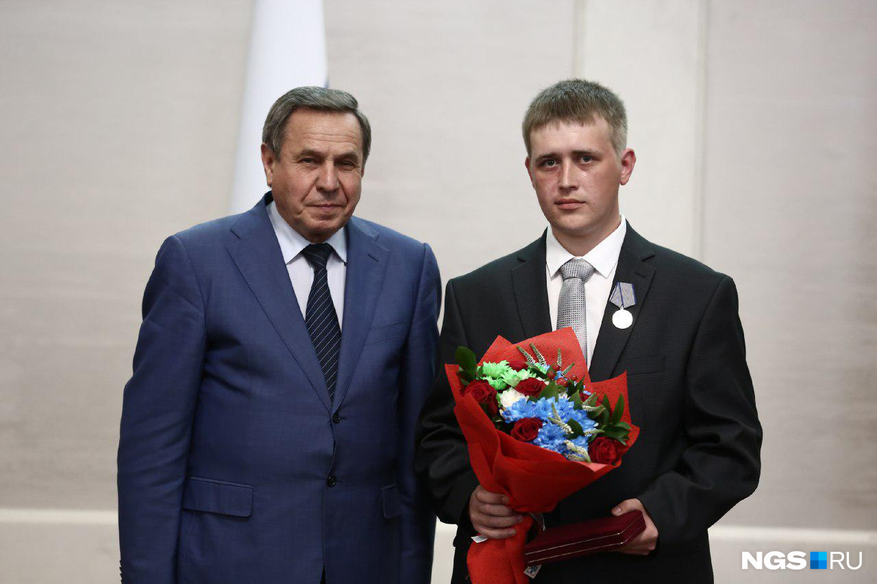 Губернатор Владимир Городецкий и Артём Самелик с медалью «За отвагу»