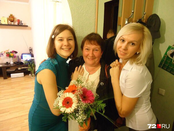 Людмила Борисова с дочерьми Натальей (слева) и Еленой (справа)