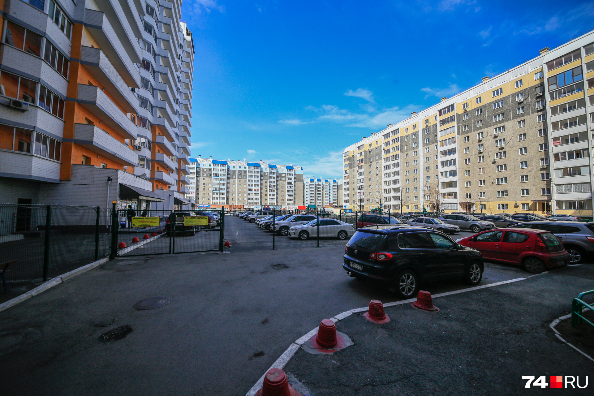 Высотка со всех сторон окружена панельками, с которыми делит детскую площадку Высотка со всех сторон окружена панельками, с которыми делит детскую площадку