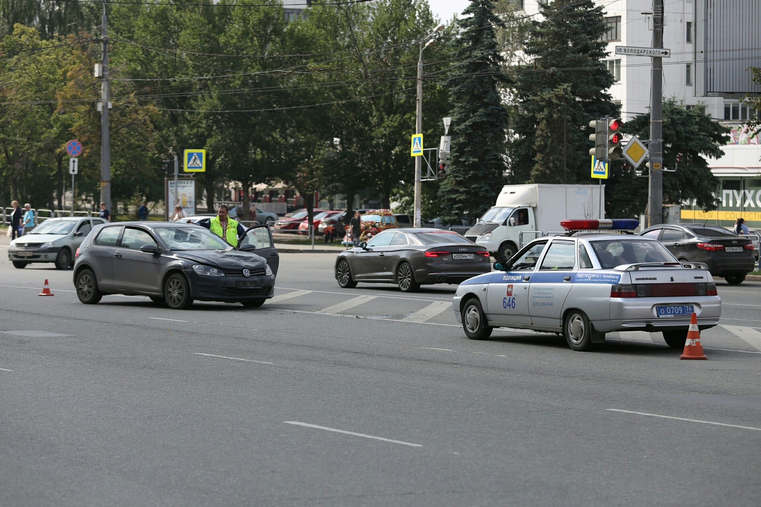 В аварию попали мотоцикл и иномарка В аварию попали мотоцикл и иномарка