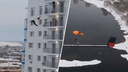 Двое экстремалов спрыгнули с парашютами с 24 этажа в «Белых Росах»