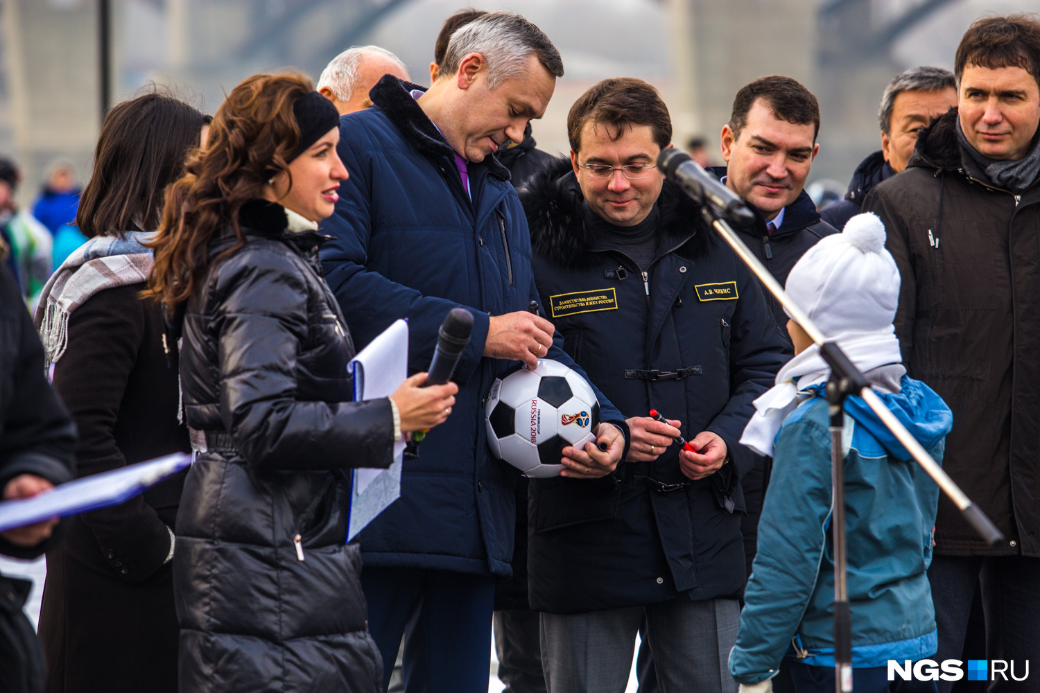 Чиновники оставили автографы на футбольном мяче, который передали в Музей Новосибирска