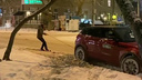 Сноубордист прицепился к машине и проехал по засыпанному Новосибирску — он повторил трюк американца