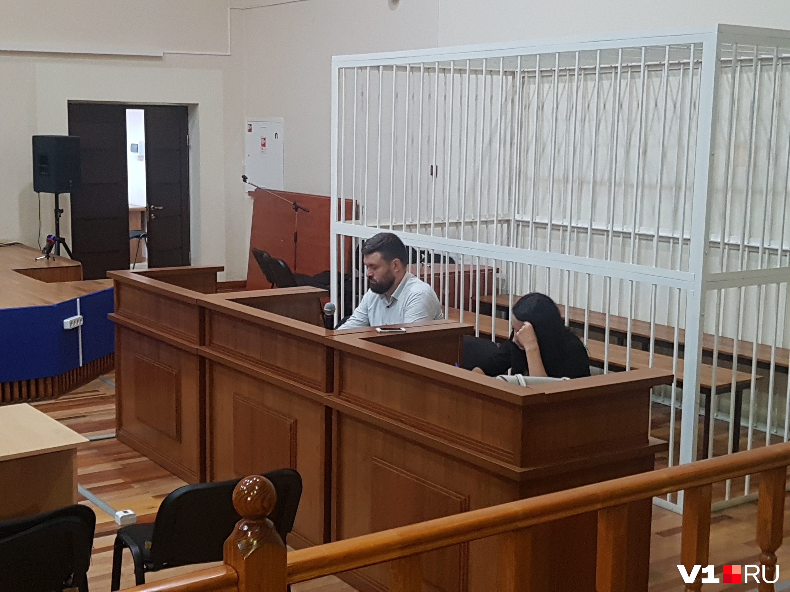 Обвиняемая закрывает лицо Обвиняемая закрывает лицо
