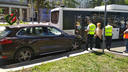 В Самаре автобус-шаттл притёр припаркованный возле банка Porsche