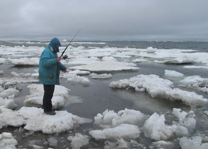 На самом деле это летняя рыбалка, просто вокруг лёд