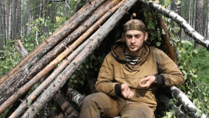 Красноярский лесник-блогер снимал видео о выживании в лесу в дождь и встретил медведя