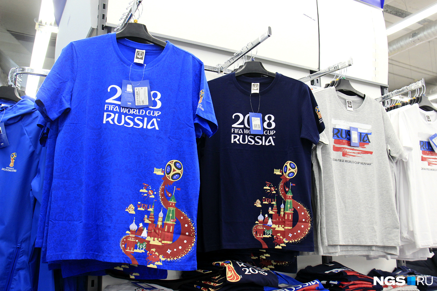 Футболки с символикой чемпионата (слева — 1299 рублей, справа — 999 рублей) 