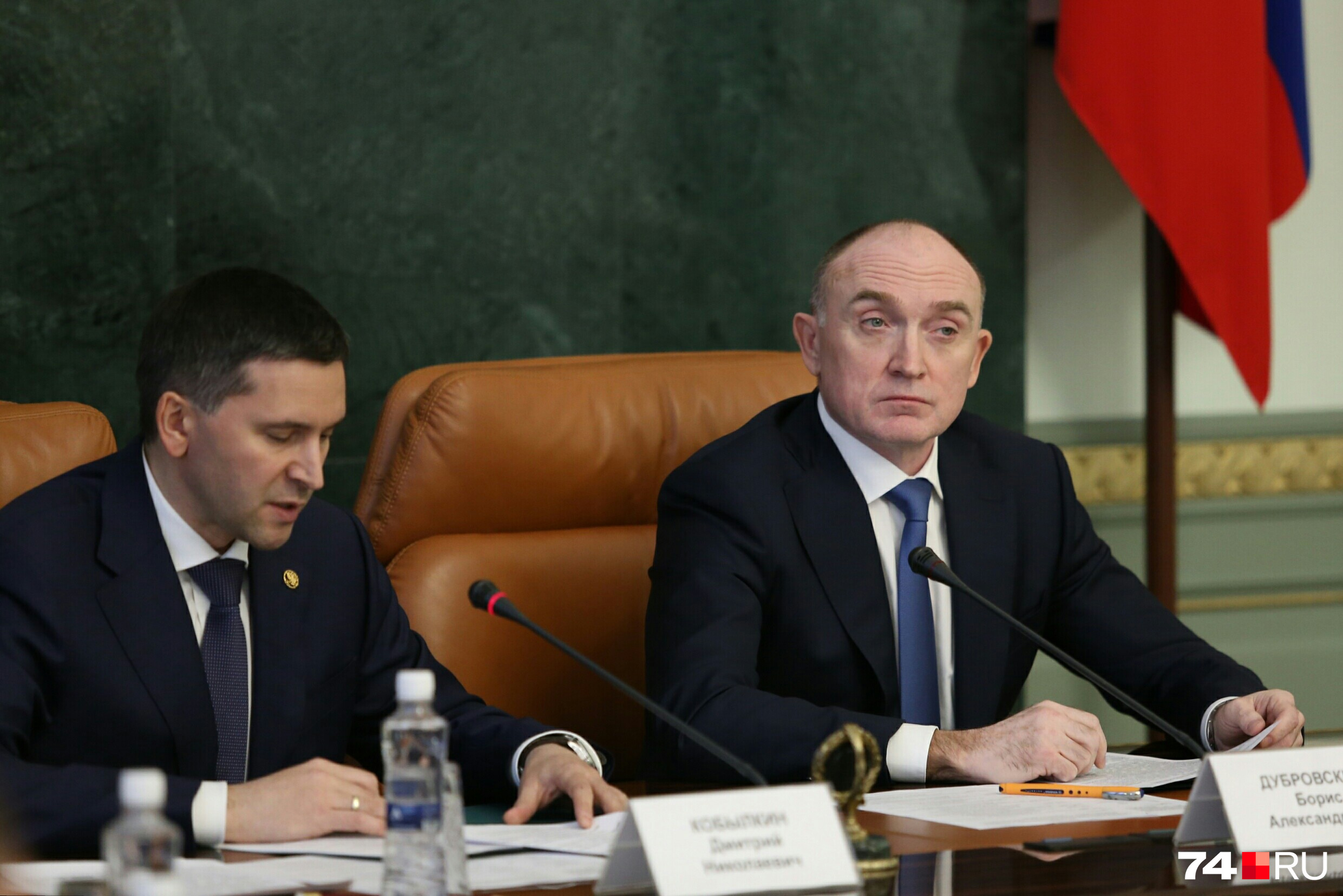 Дмитрий Кобылкин (слева) прочёл свой доклад по бумажке