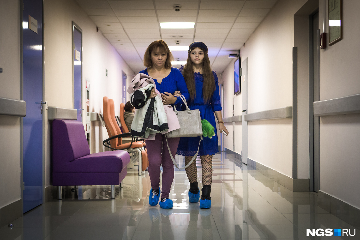 Лиза с матерью Ниной идут по коридору центра онкологии и радиотерапии клиники Мешалкина