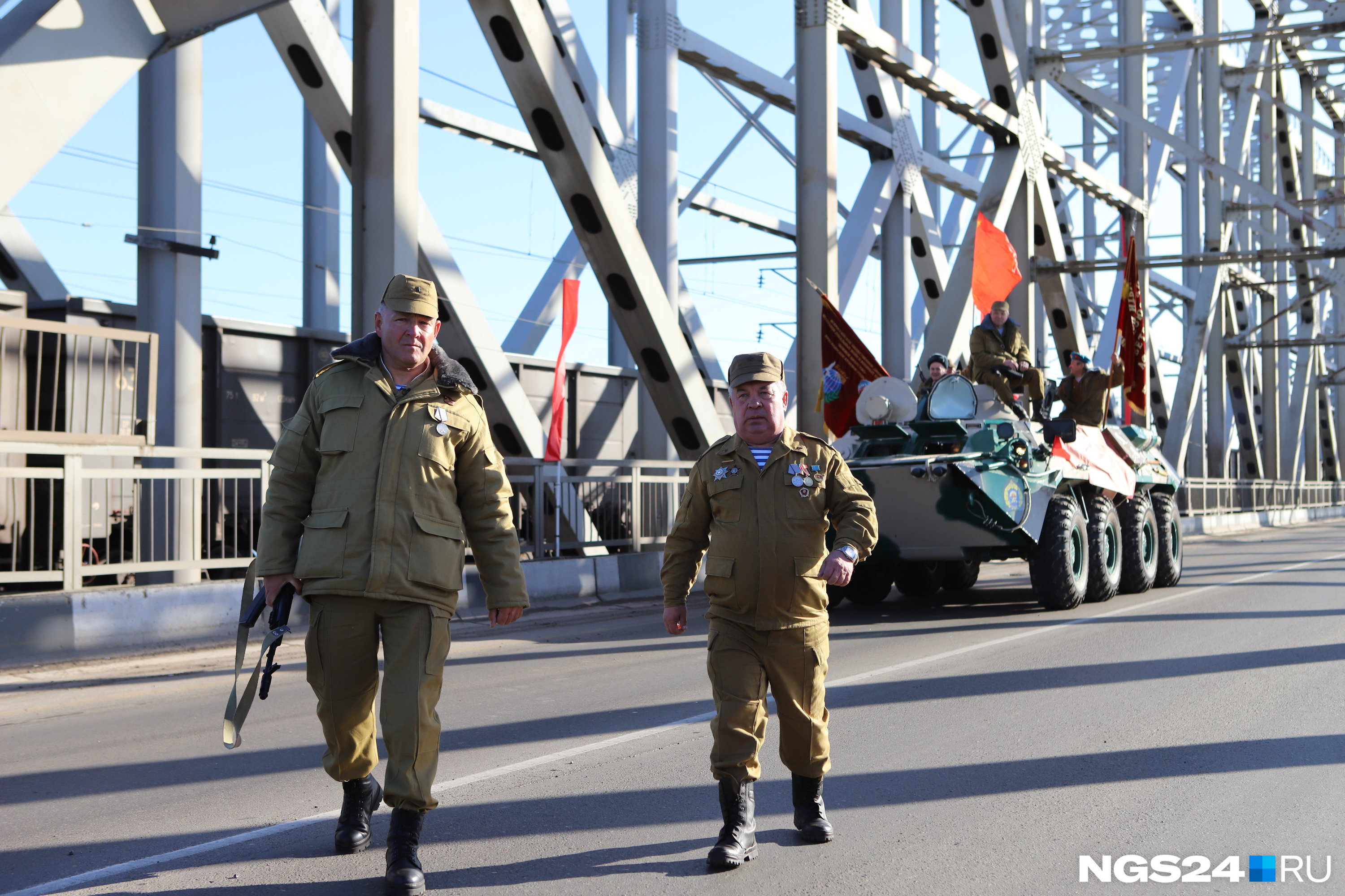 Картина вывода войск воссоздана точно. Видеть технику и военных с оружием, вспоминая тяжёлые уроки прошлого, немного страшно 