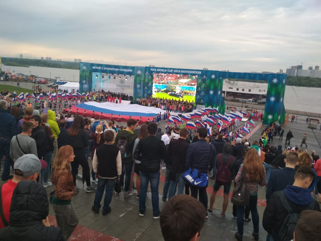 Играет музыка — песни про футбол. На набережной продают флаги России
