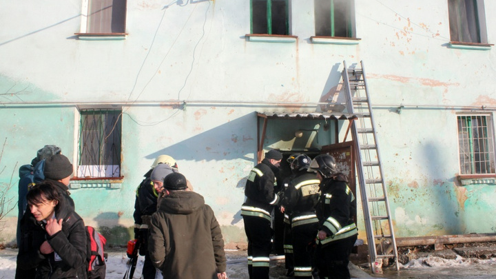 Остались без крова: в Челябинске погорельцев из двухэтажного барака разместили в школе