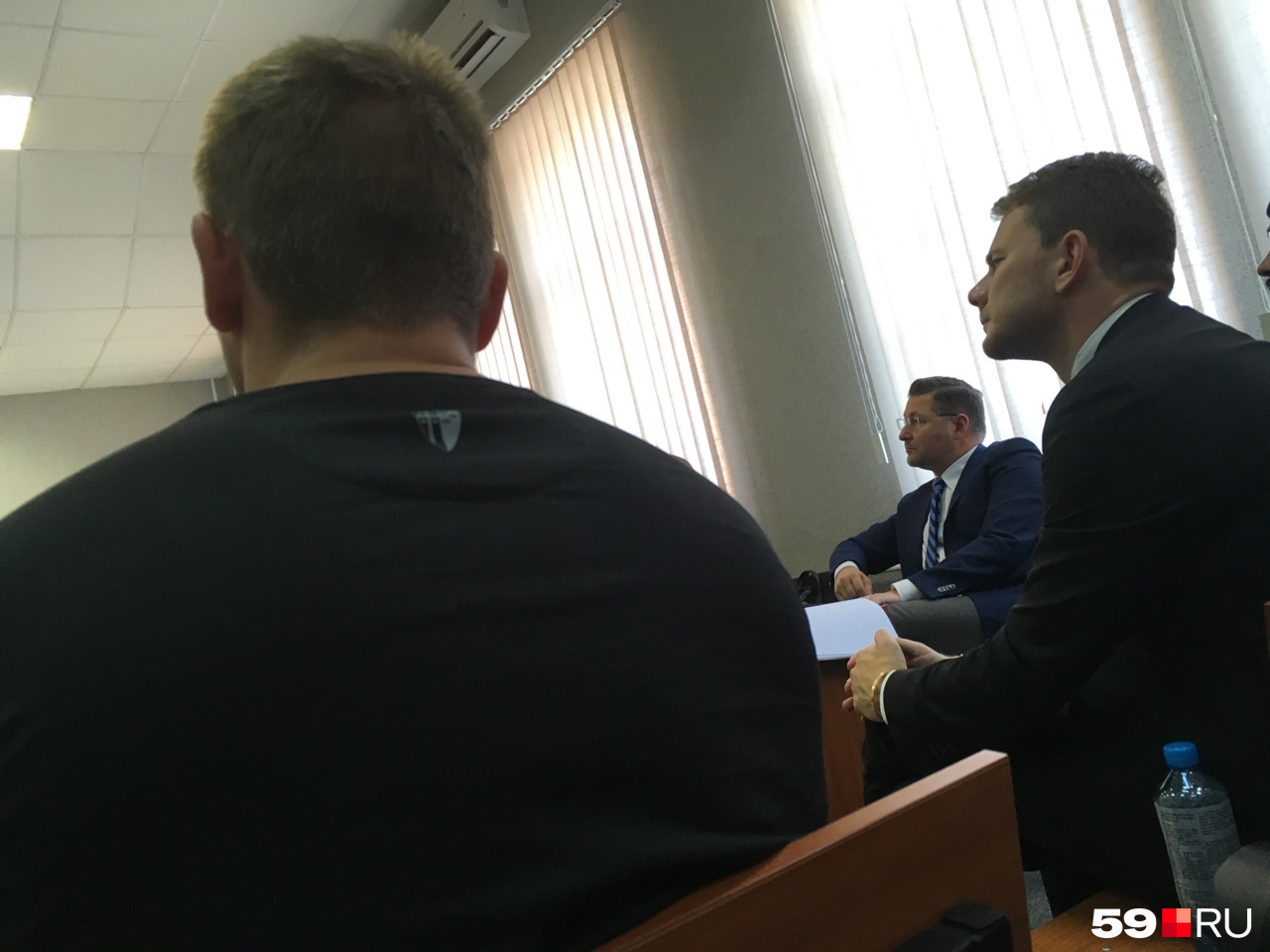 Андрей Ширман сидит на скамье в первом ряду Андрей Ширман сидит на скамье в первом ряду