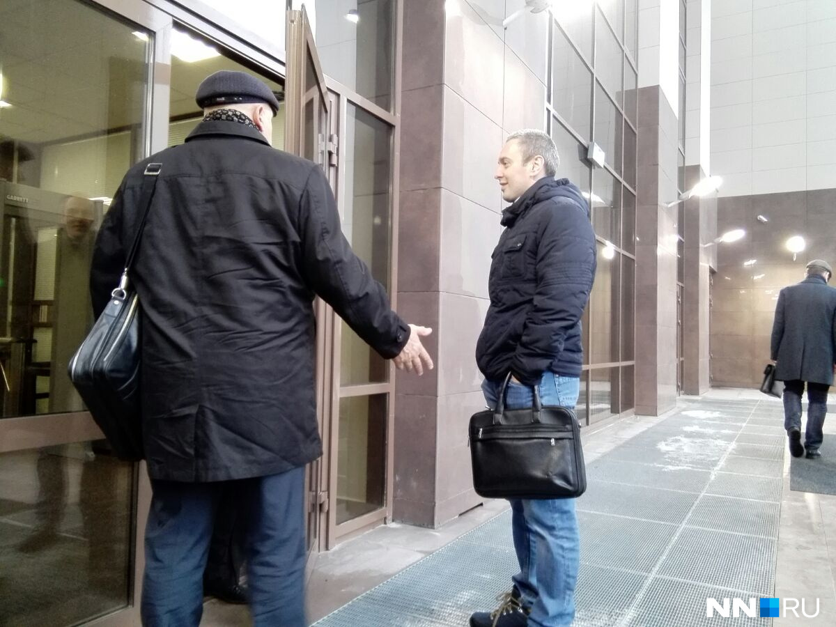 Адвокат Сорокина (слева) тоже ожидает на улице 