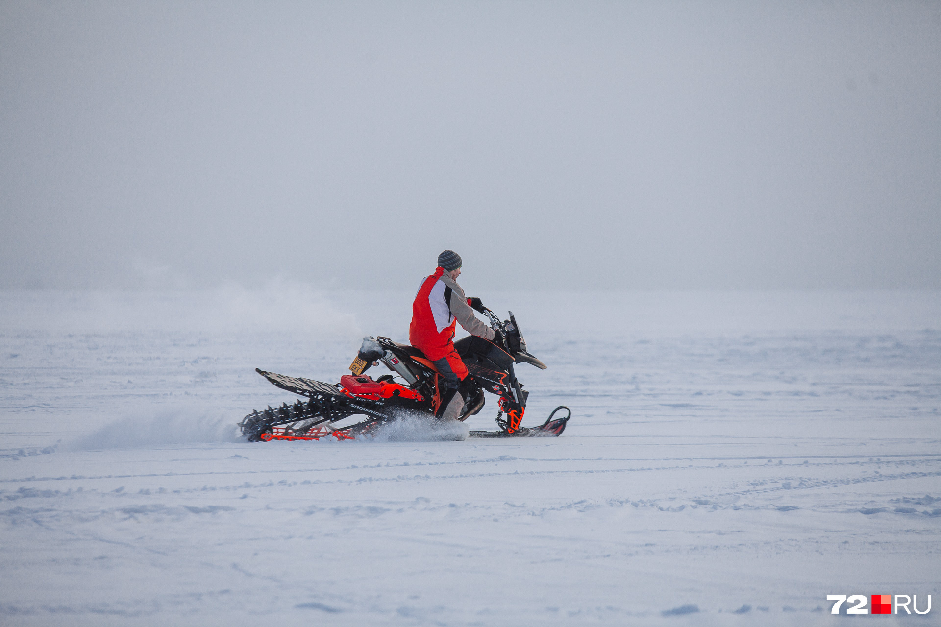 Ездить на нем можно и по льду, но это сложнее и опаснее. Для комфортного вождения сноубайку нужно много снега — хотя бы метр глубиной 