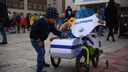 Новосибирцы устроили парад с колясками в виде полицейских мотоциклов и воздушных шаров