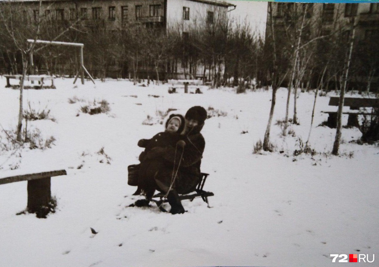 Елена Кучма в детстве с мамой. Деревья в сквере еще не такие большие, как сейчас