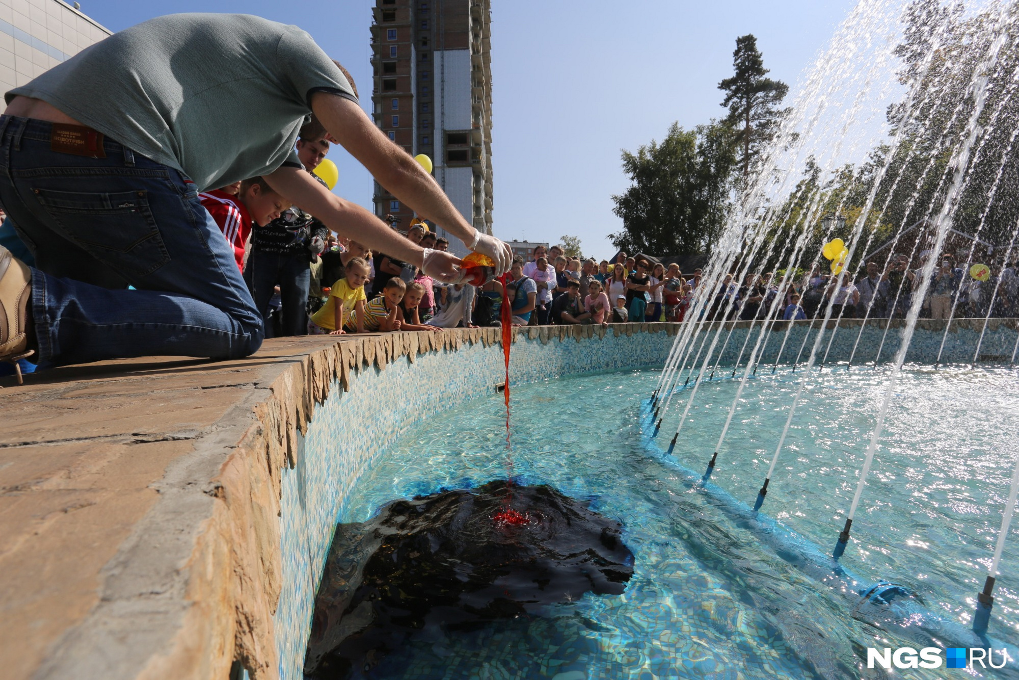 Раствор выливают в фонтан — вода становится тёмно-синей