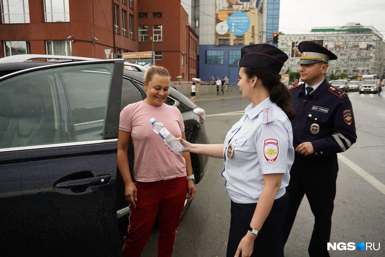Минералку от автоинспекции получили десятки водителей Минералку от автоинспекции получили десятки водителей