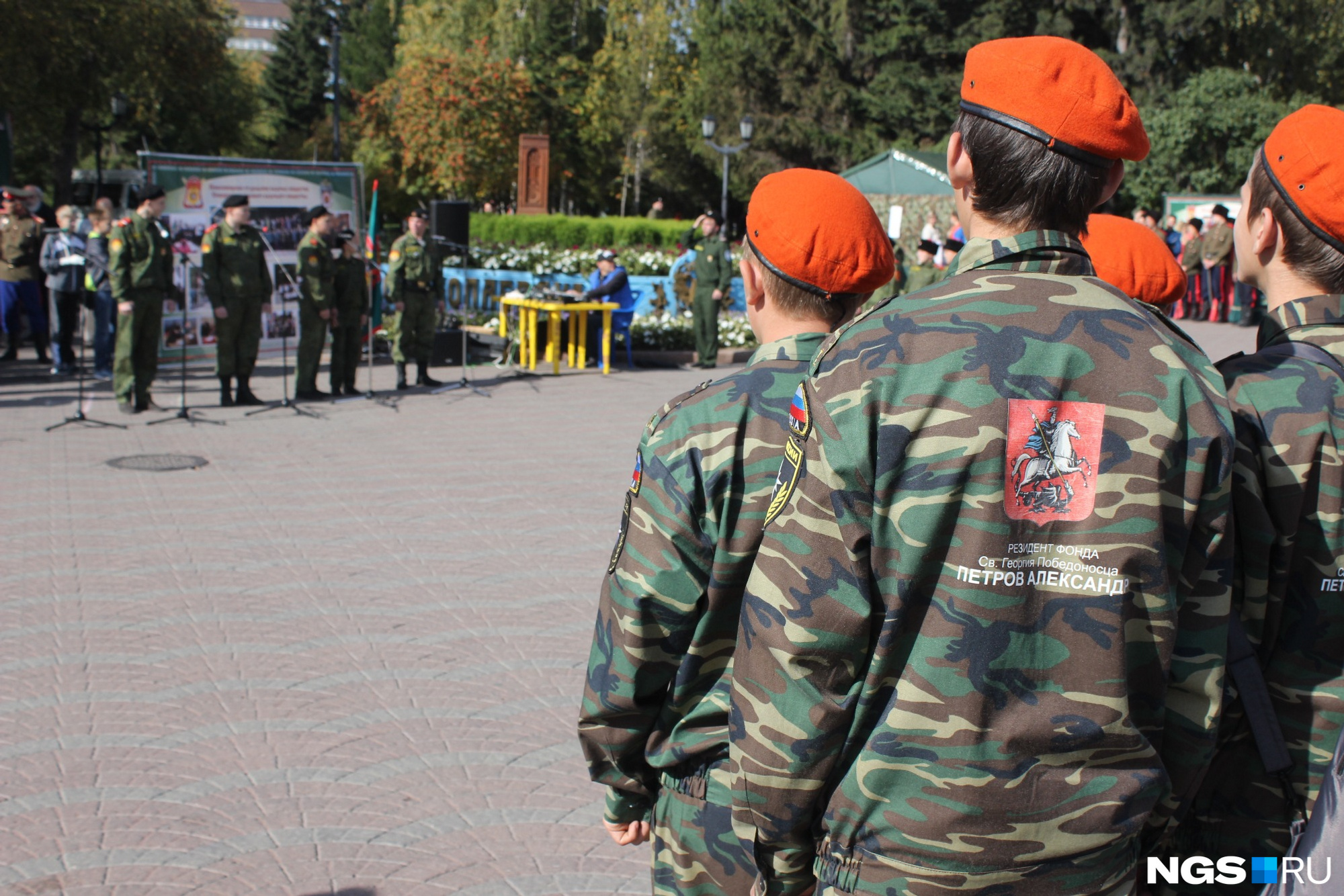 У юных бойцов на спине написано «Резидент фонда Св. Георгия Победоносца»