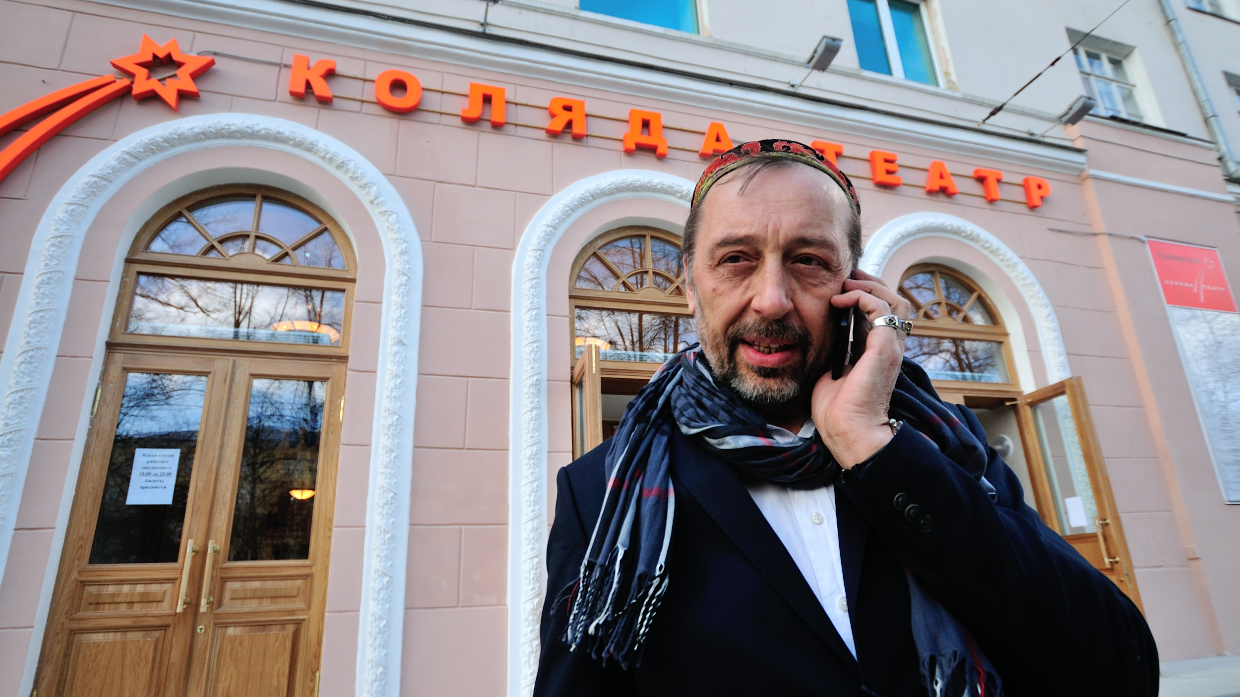 «Бандиты разрубили топорами нашу сцену»: Николай Коляда — о том, как в России губят театры