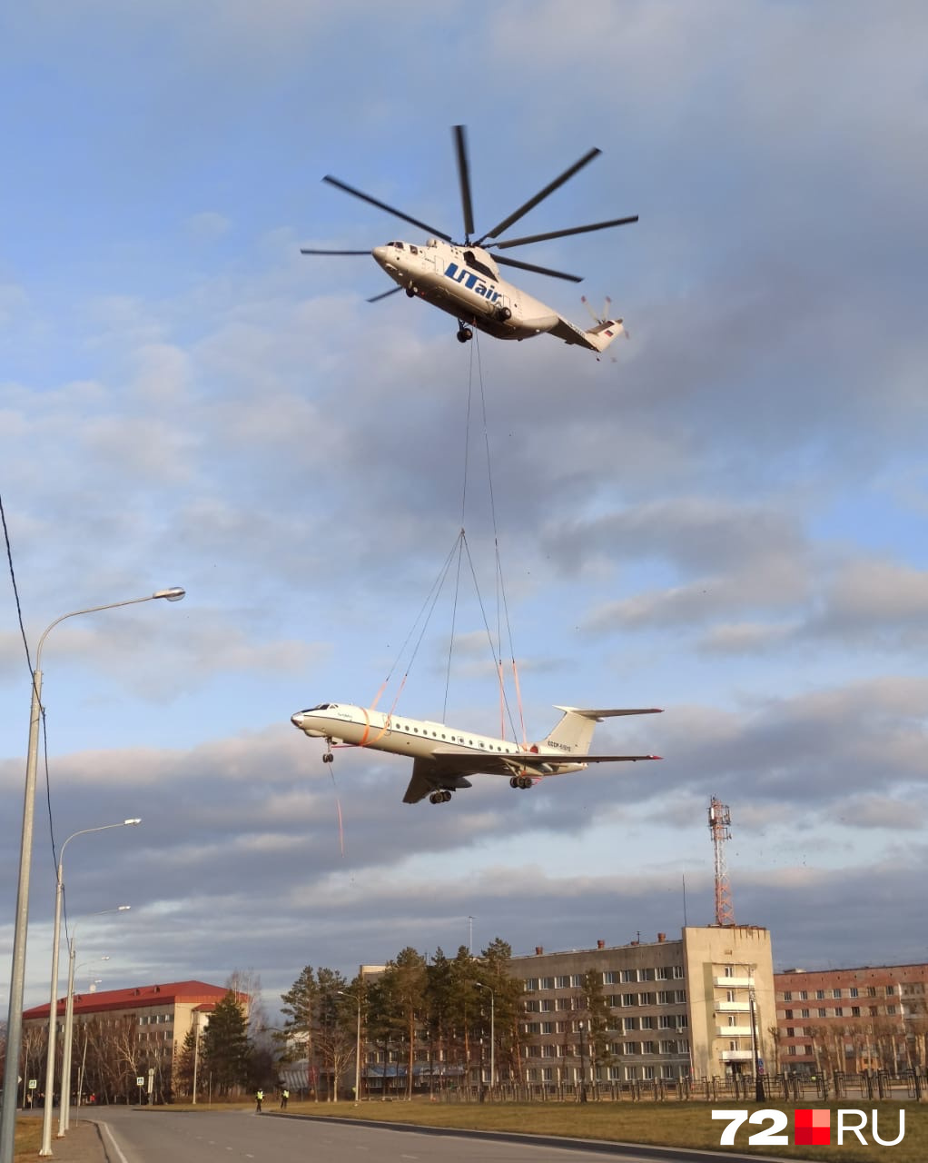 Самолет, который перевозил вертолет, весит 18 тонн 
