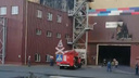 «Полыхает кабина башенного крана»: в Челябинской области на предприятии РМК произошло ЧП