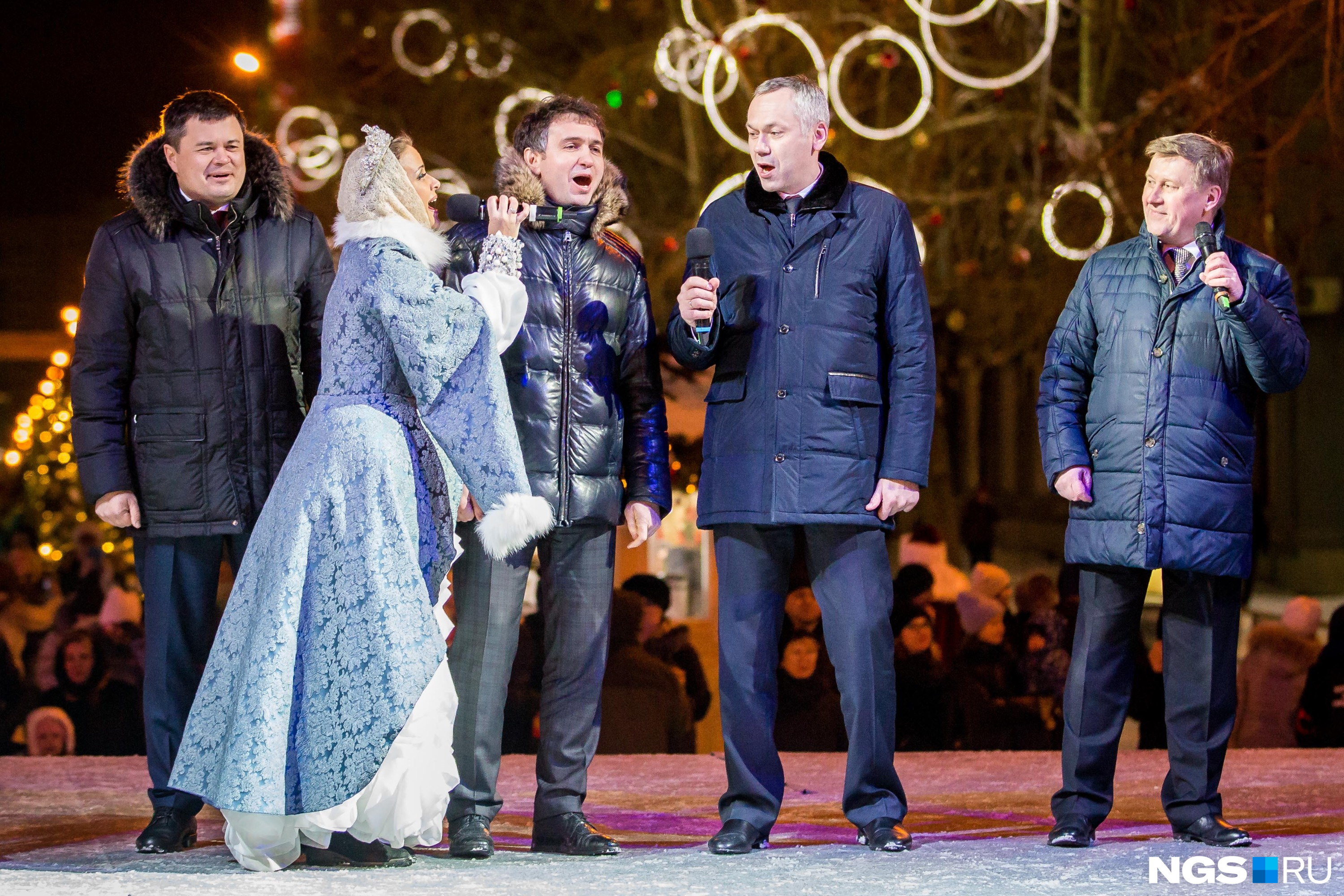 Вместе со Снегурочкой губернатор и мэр спели песню «В лесу родилась ёлочка»