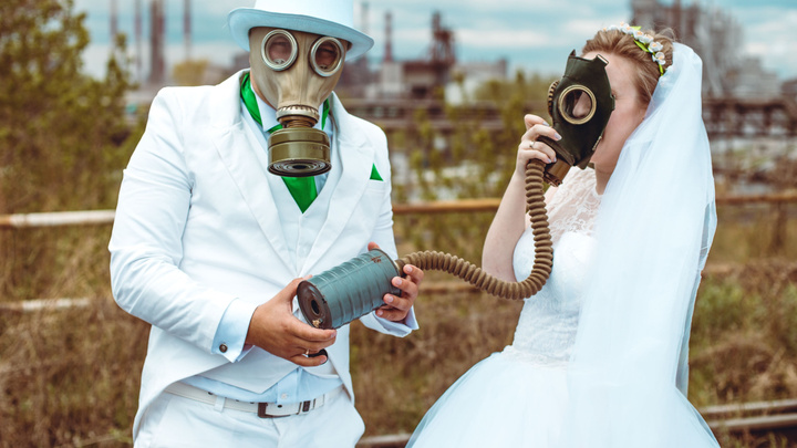 Производственный брак: челябинская пара устроила свадебную фотосессию в противогазах