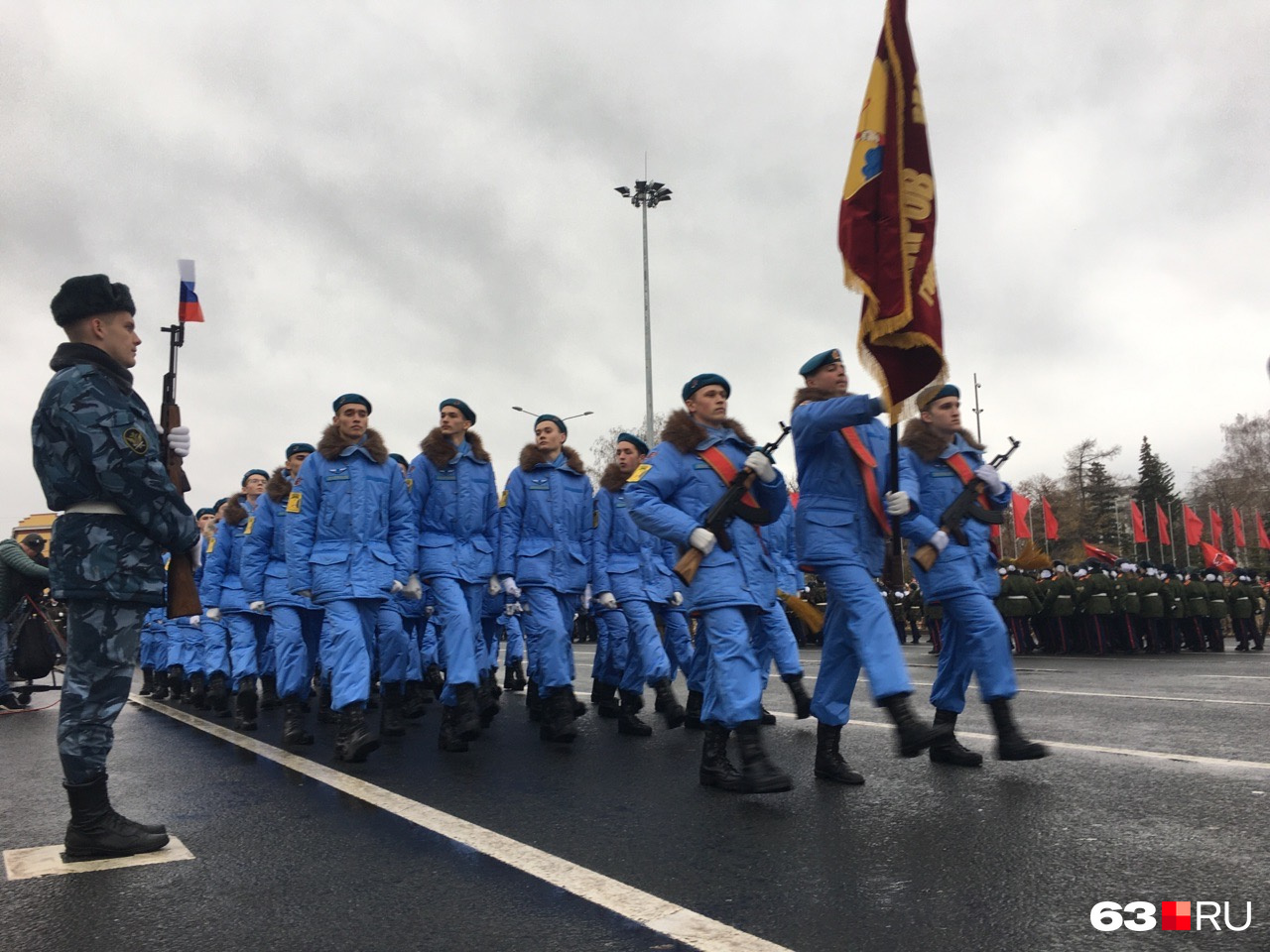 Эфир 7 ноябрь. Хабаровск парад 7 ноября. ДЮЦ звезда в Рязани выступает в параде. Кировский новости про парад в Самаре на сегодня.