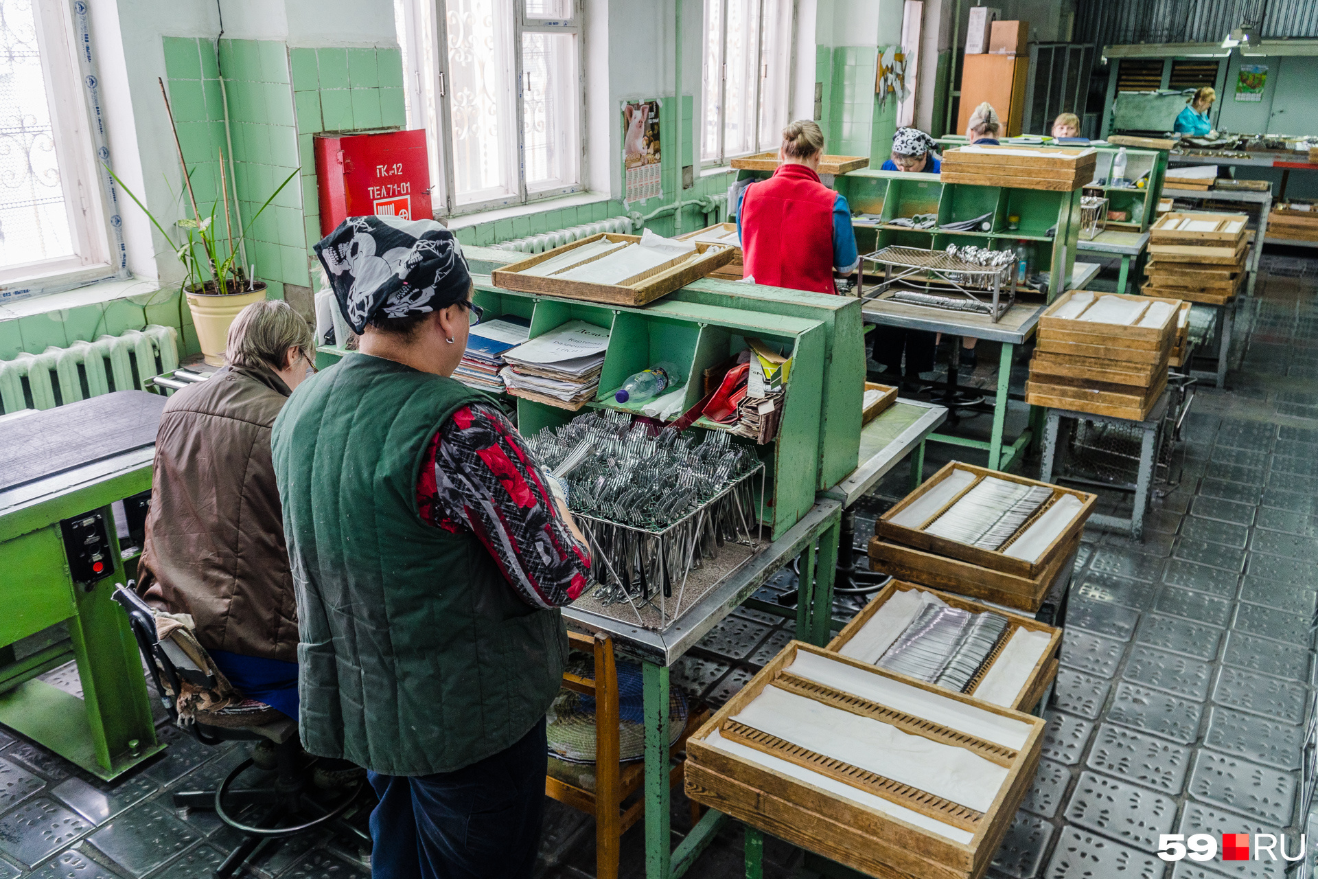 Работницы завода проверяют качество каждого столового прибора