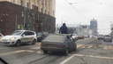 В Ростове задержали водителя и пассажира за покатушки на крыше авто