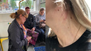 «Вцепилась в шею»: кондуктор новосибирского троллейбуса набросилась на пассажирку