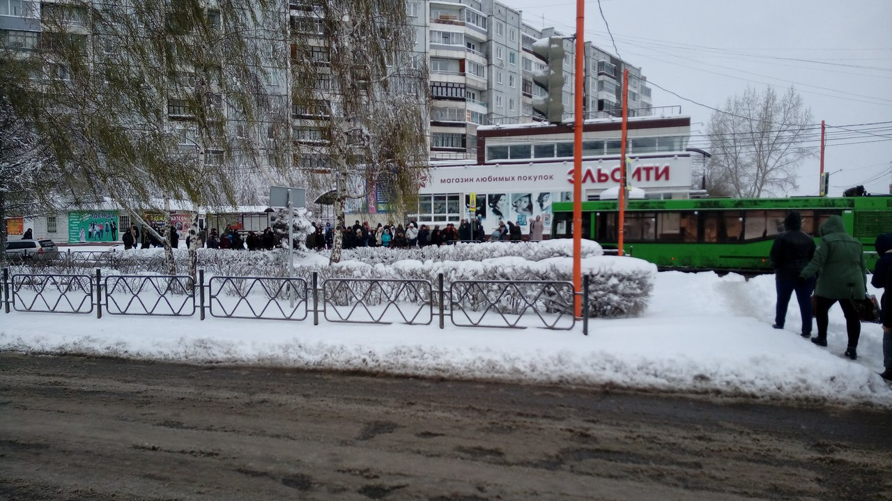 В ожидании автобусов на остановках «Солнечного» собралась толпа народа 