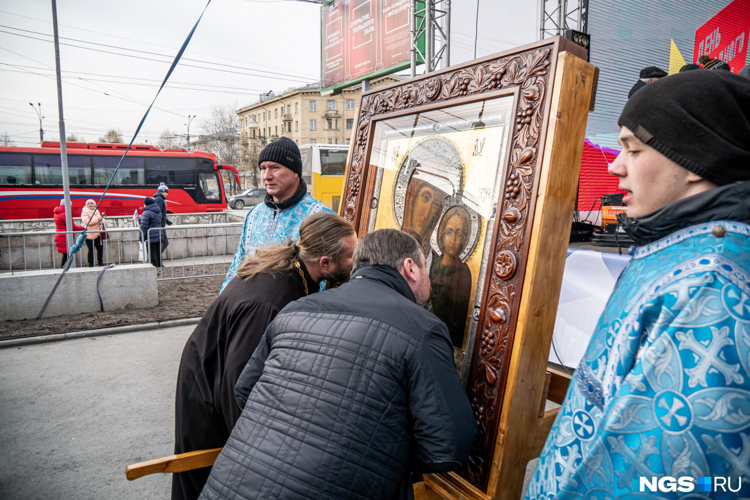 После молебна присутствующие могли прикоснуться к иконе После молебна присутствующие могли прикоснуться к иконе