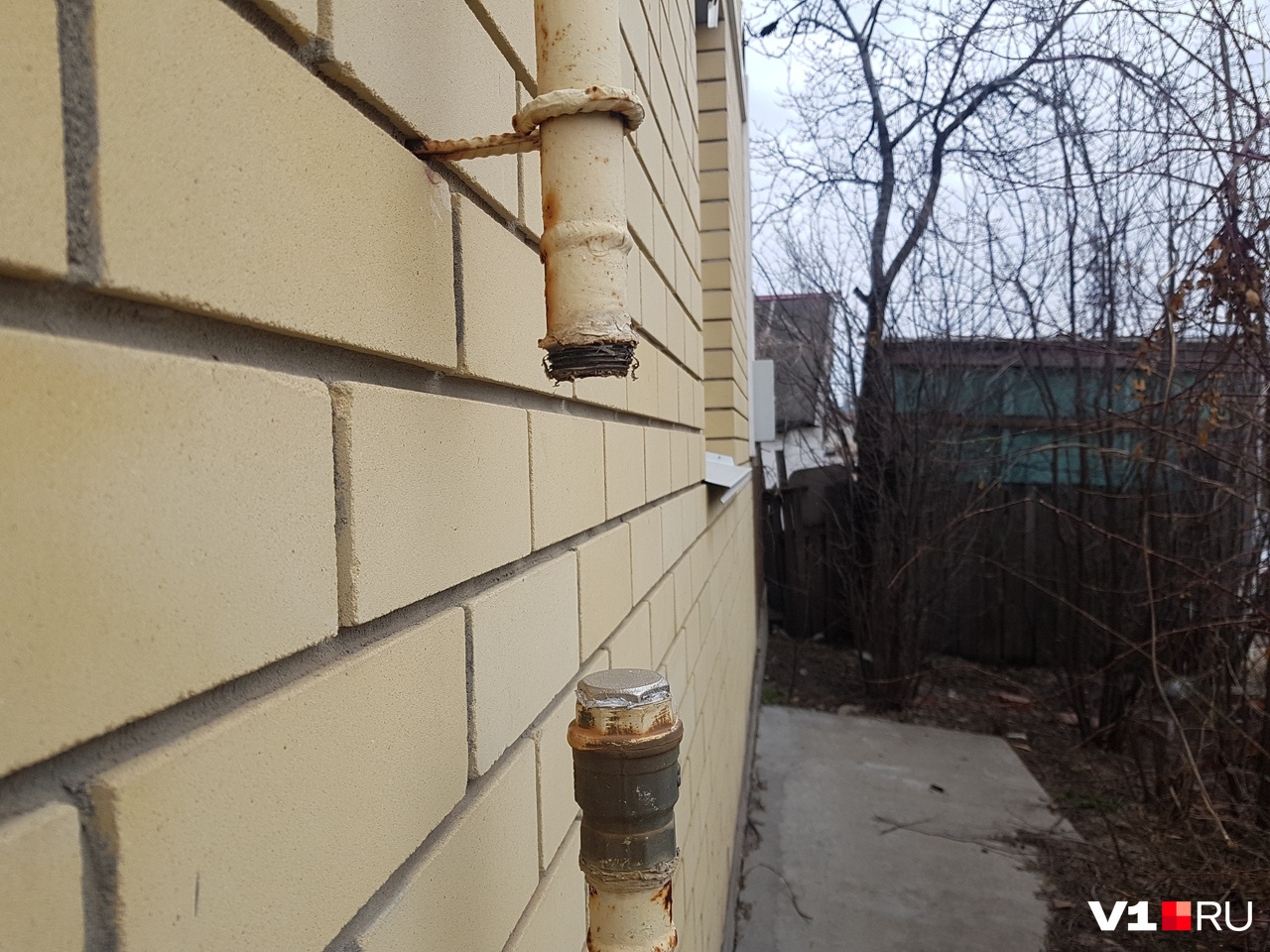 Прибывшие на место экстренные службы обрезали подачу газа в дом Прибывшие на место экстренные службы обрезали подачу газа в дом
