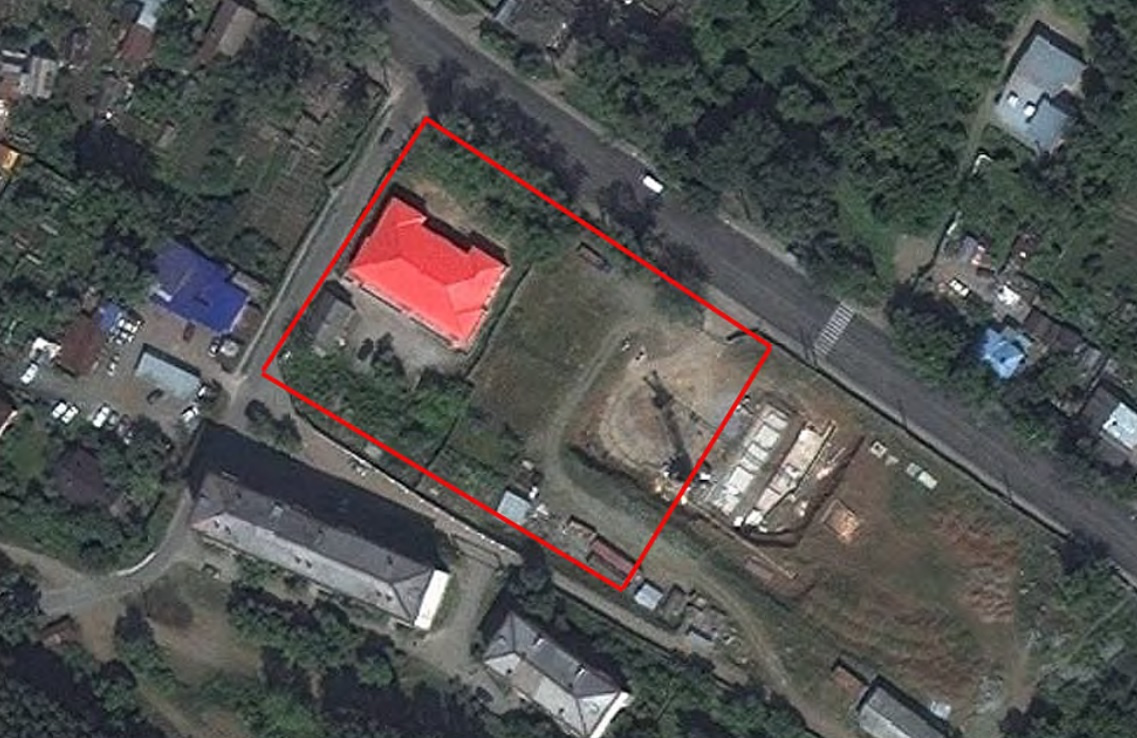 Квадрат с красной заливкой — это здание земской школы, а красные линии — территория, которую собираются застраивать 