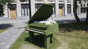 Фото: возле оперного театра поставили зелёный рояль с цветами